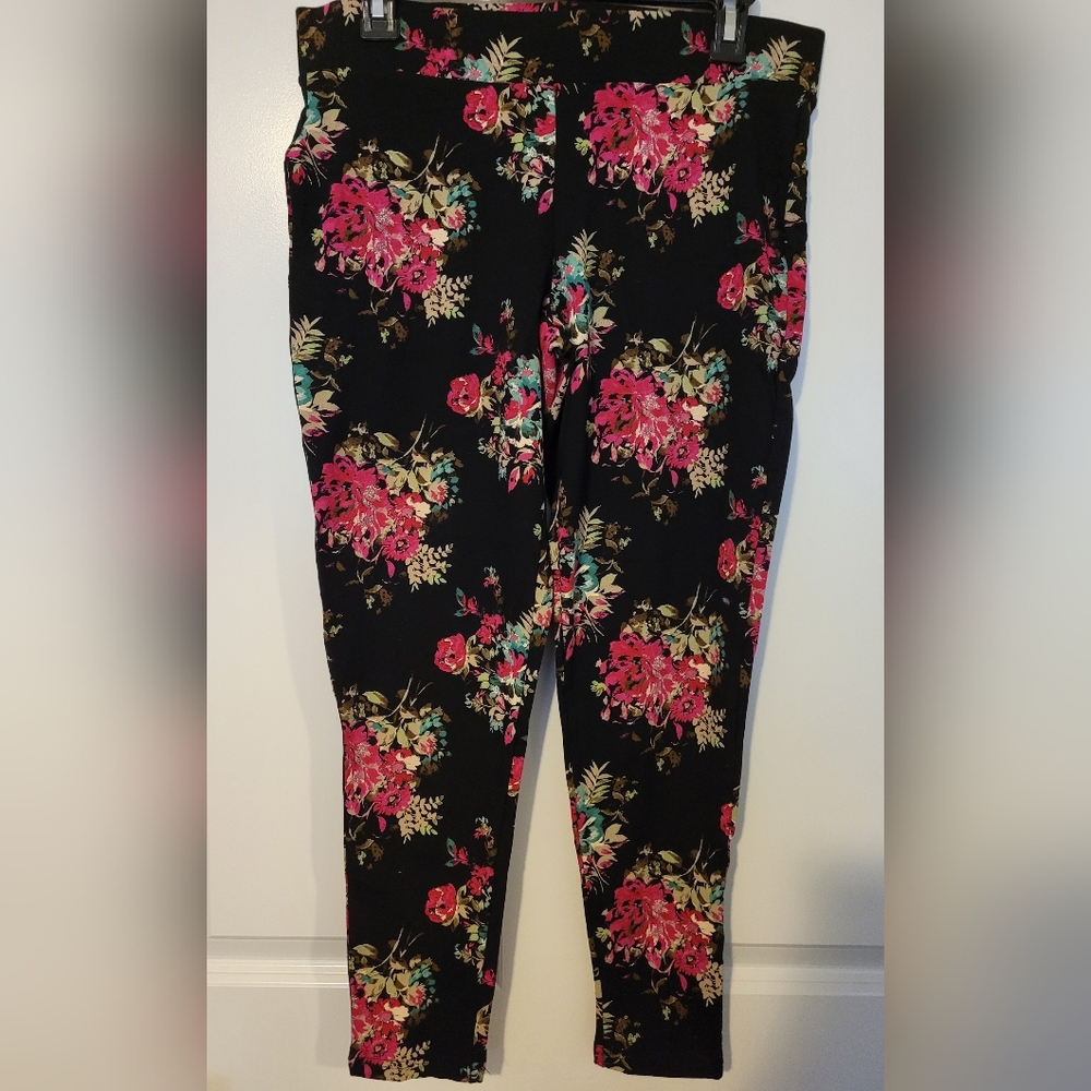 TORRID Floral Print Black Pants Leggings.   NWOT!